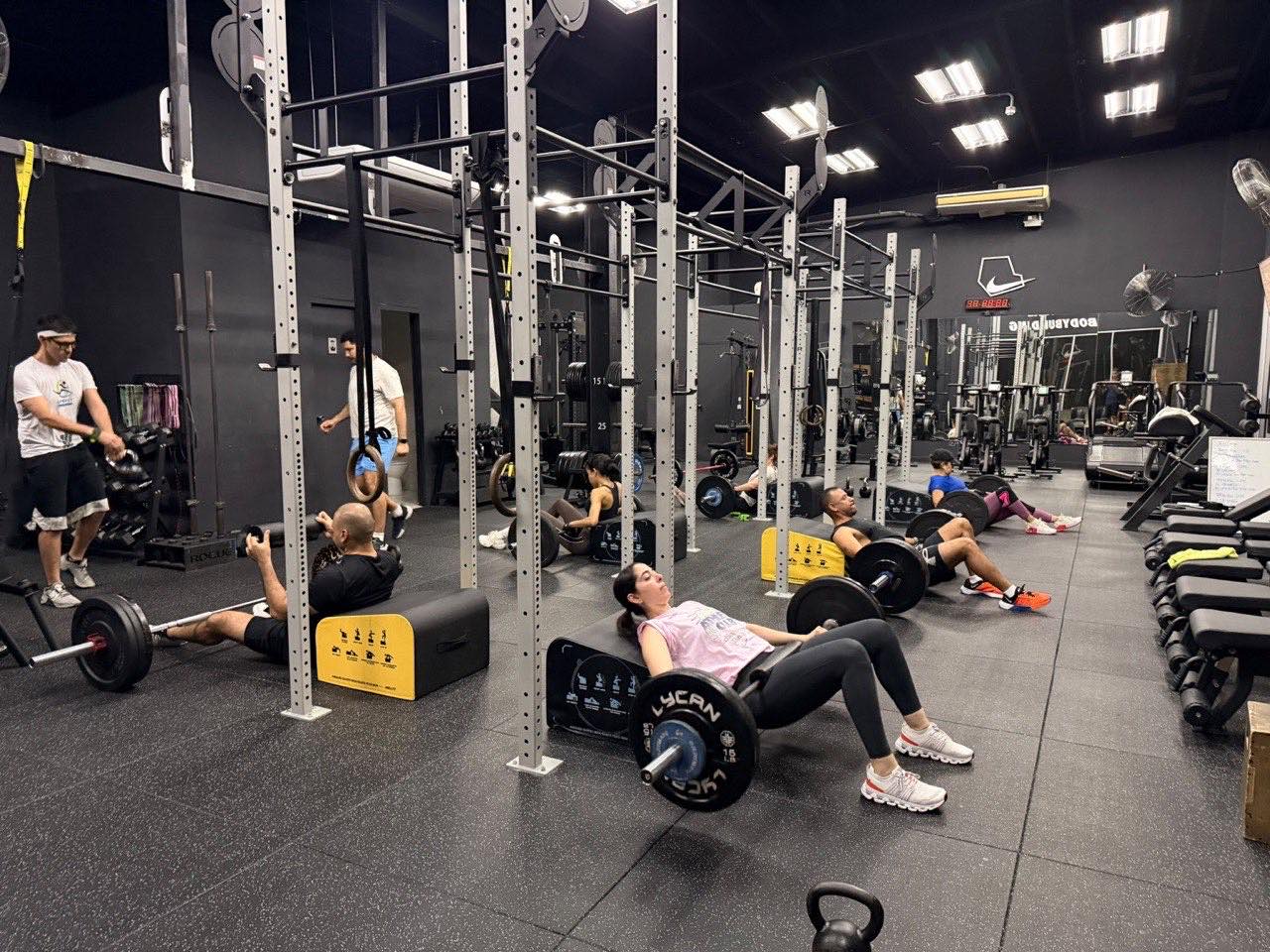 Grupo de adultos entrenando fuerza funcional en NEXO Functional Bodybuilding, comunidad y acompañamiento en Panamá.