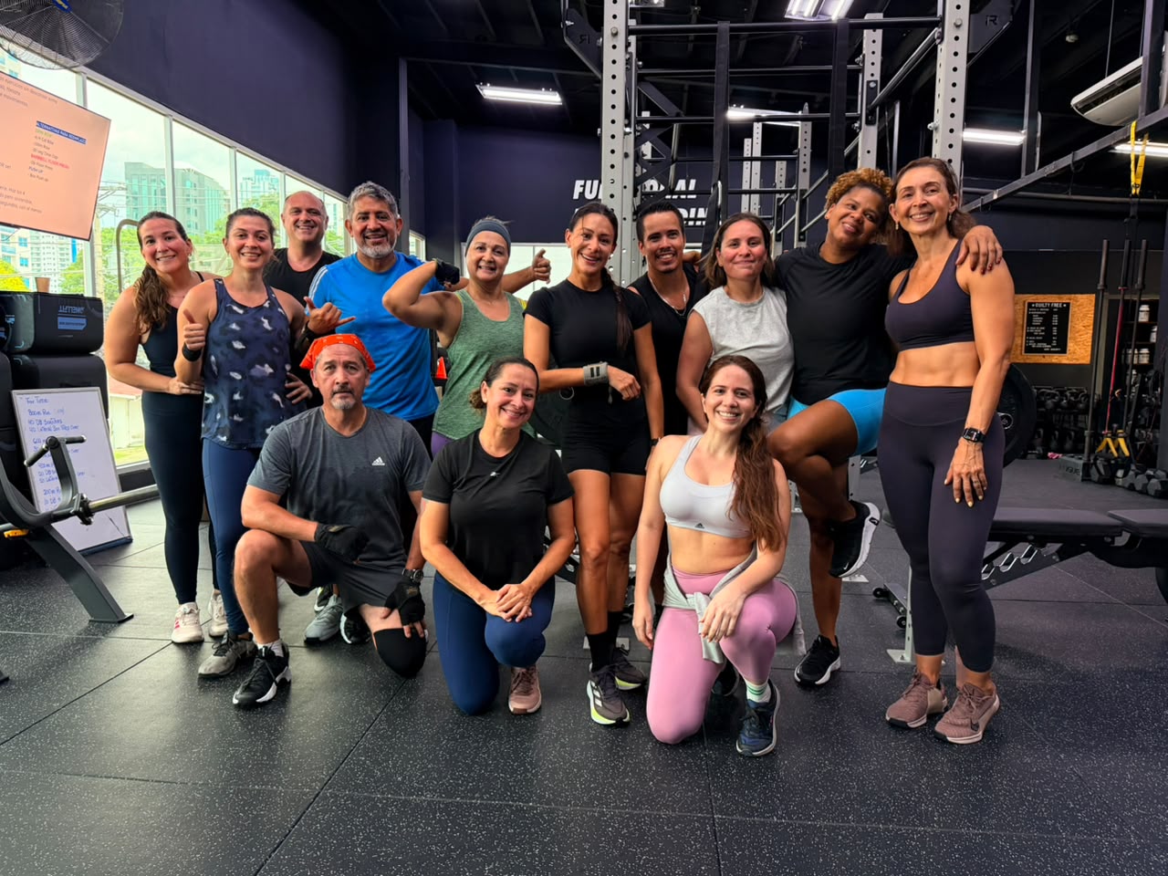 Comunidad de adultos entrenando en NEXO Functional Bodybuilding Panamá