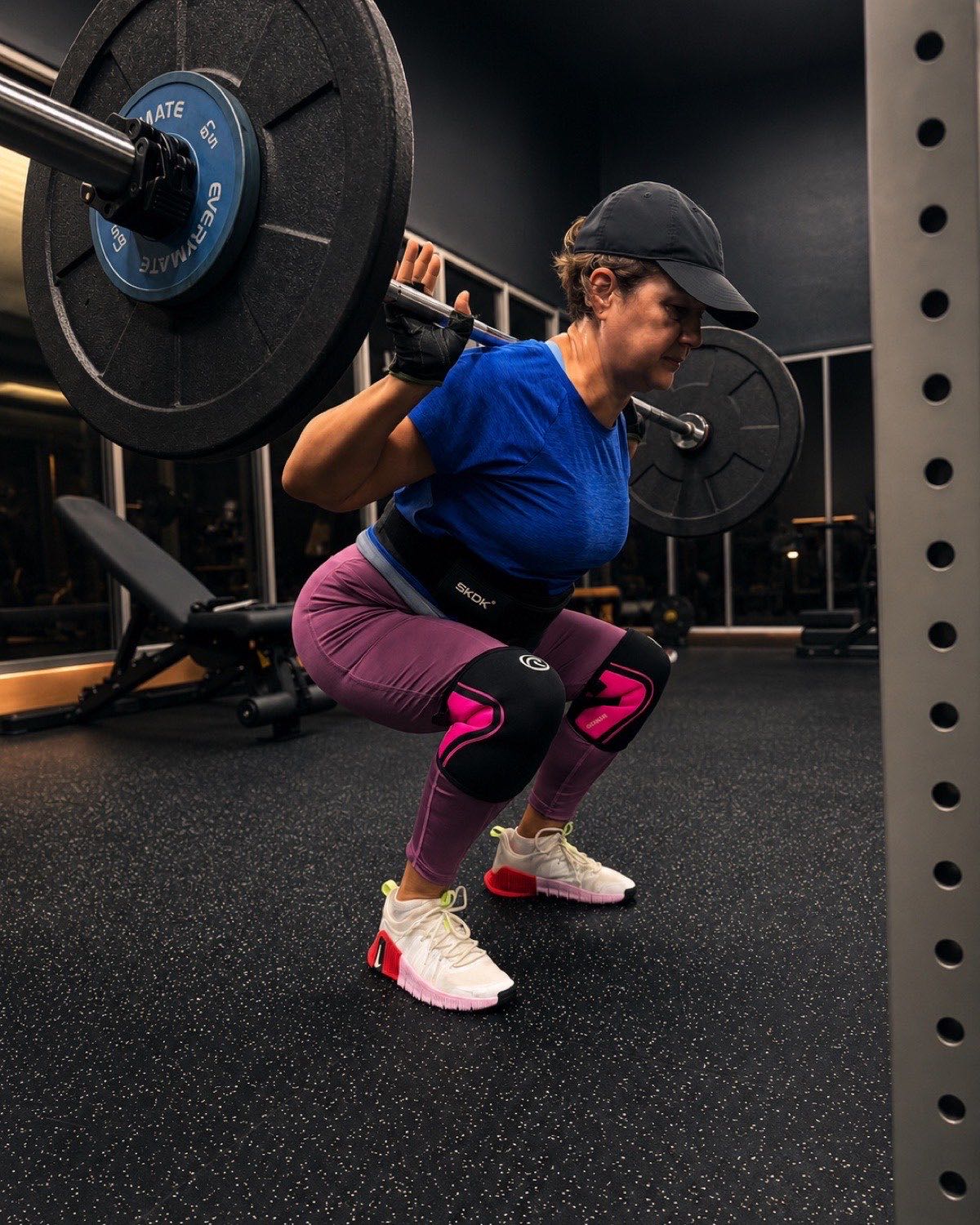 Mujer adulta realizando sentadilla con barra en NEXO Functional Bodybuilding, entrenamiento de fuerza para adultos 35+ en Panamá.