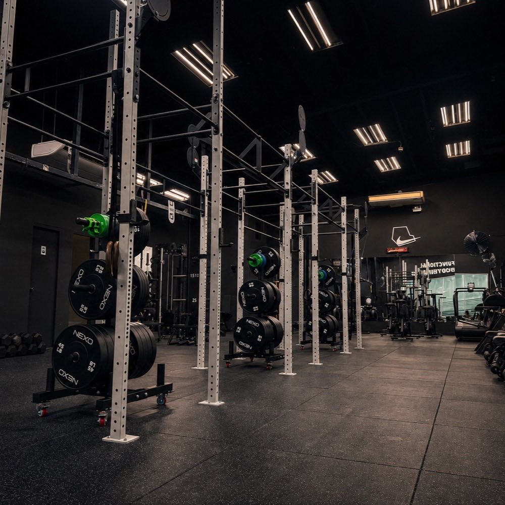 Espacio de entrenamiento NEXO Functional Bodybuilding con racks y equipo premium en Panamá