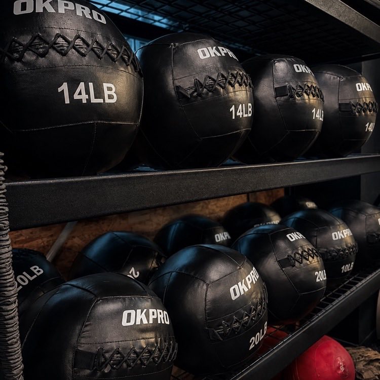 Wall balls y equipo de acondicionamiento en NEXO Functional Bodybuilding Panamá
