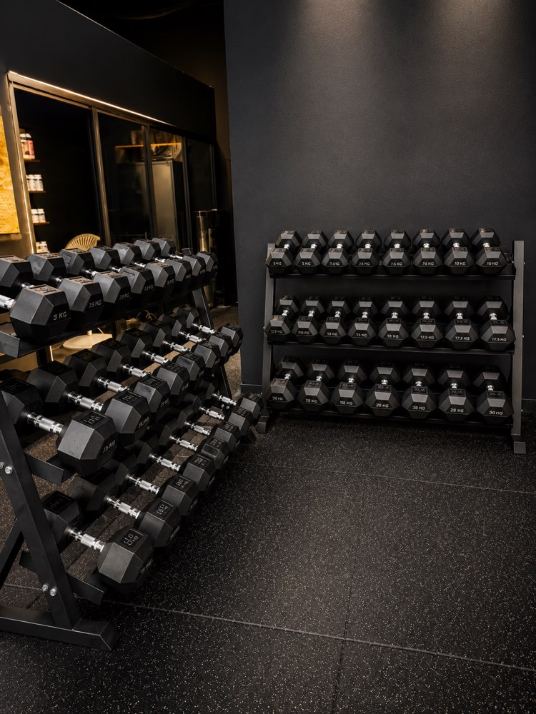 Zona de mancuernas y equipamiento del gimnasio NEXO